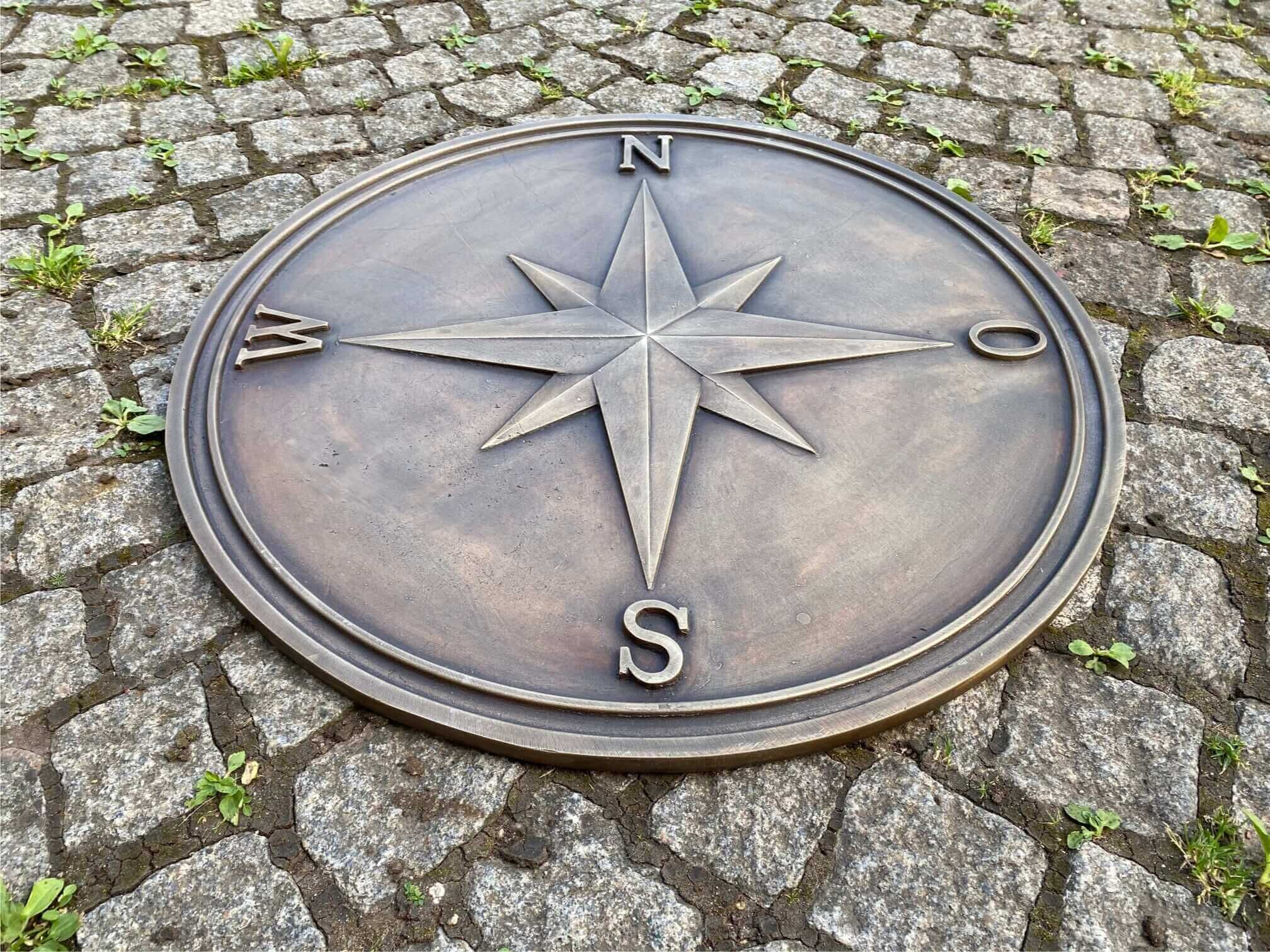 Einlgegeplatte "Windrose" aus Messingguss, braun patiniert Einlgegeplatte "Windrose" aus Messingguss, braun patiniert