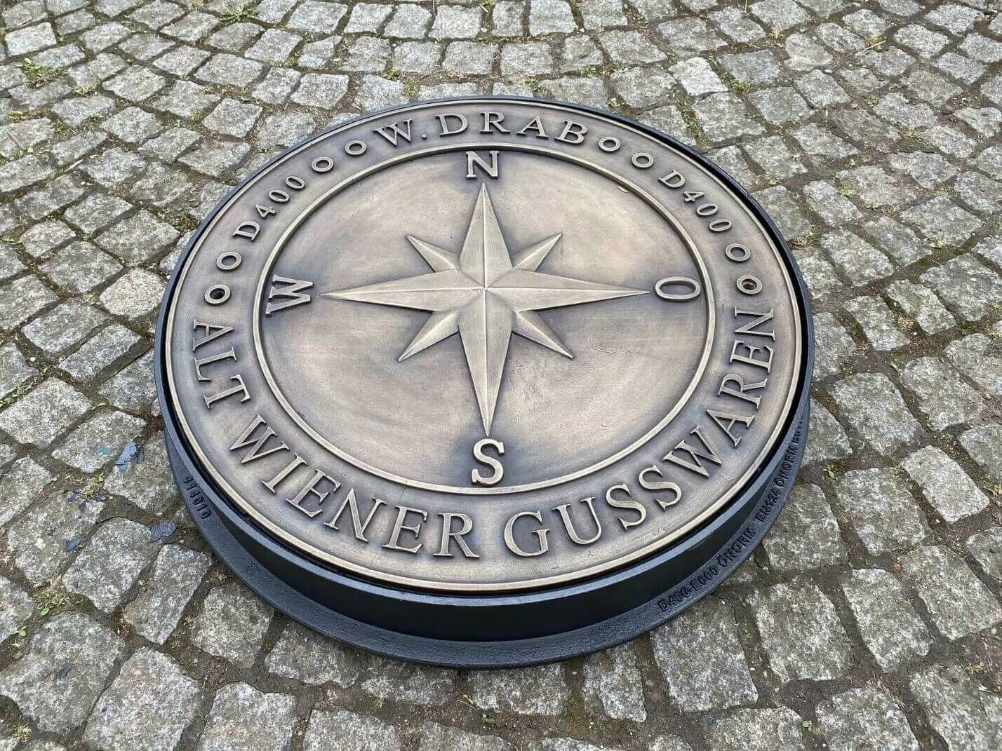 runder Kanaldeckel / Schachtabdeckung "Windrose" mit Trittplatte aus Messingguss runder Kanaldeckel / Schachtabdeckung "Windrose" mit Trittplatte aus Messingguss