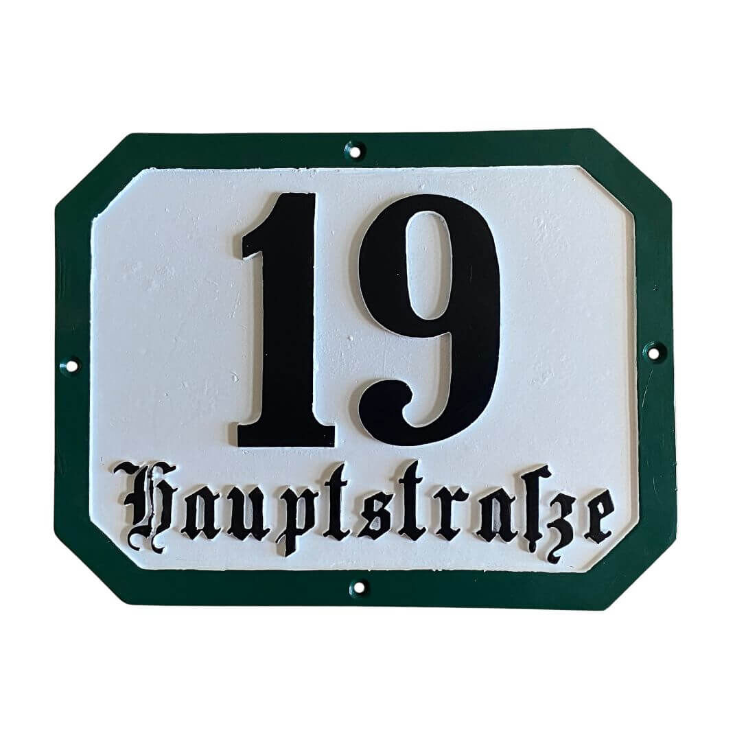 historische achteckige Hausnummerntafel aus Aluminiumguss mit gruenem Rand und schwarzer Frakturschrift historische achteckige Hausnummerntafel aus Aluminiumguss mit gruenem Rand und schwarzer Frakturschrift