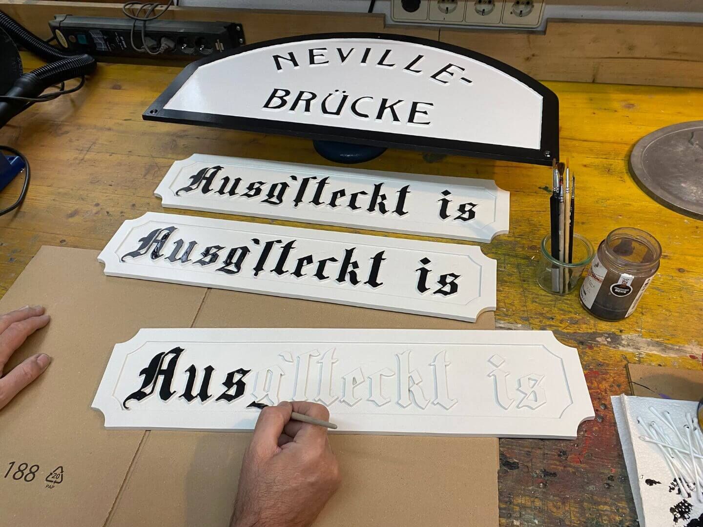 Händisches bemalen der Schilder aus Alumiminiumguss Händisches bemalen der Schilder aus Alumiminiumguss