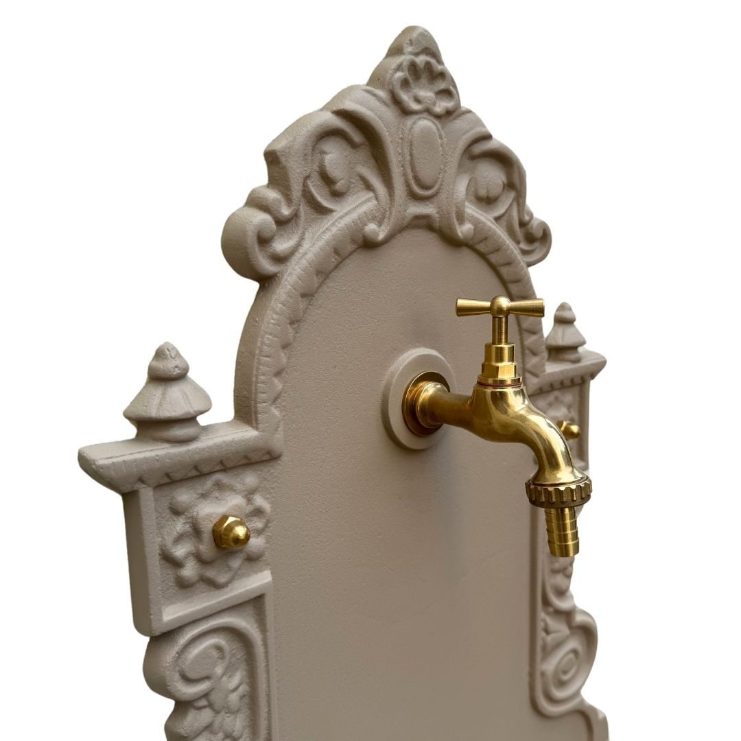 Detailansicht der Bassena Wien aus Gusseisen in Beige Detailansicht der Bassena Wien aus Gusseisen in Beige