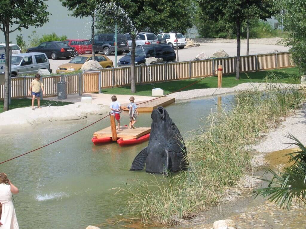 Fischkopfskulptur aus Bronzeguss mit Wasserfontäne Fischkopfskulptur aus Bronzeguss mit Wasserfontäne