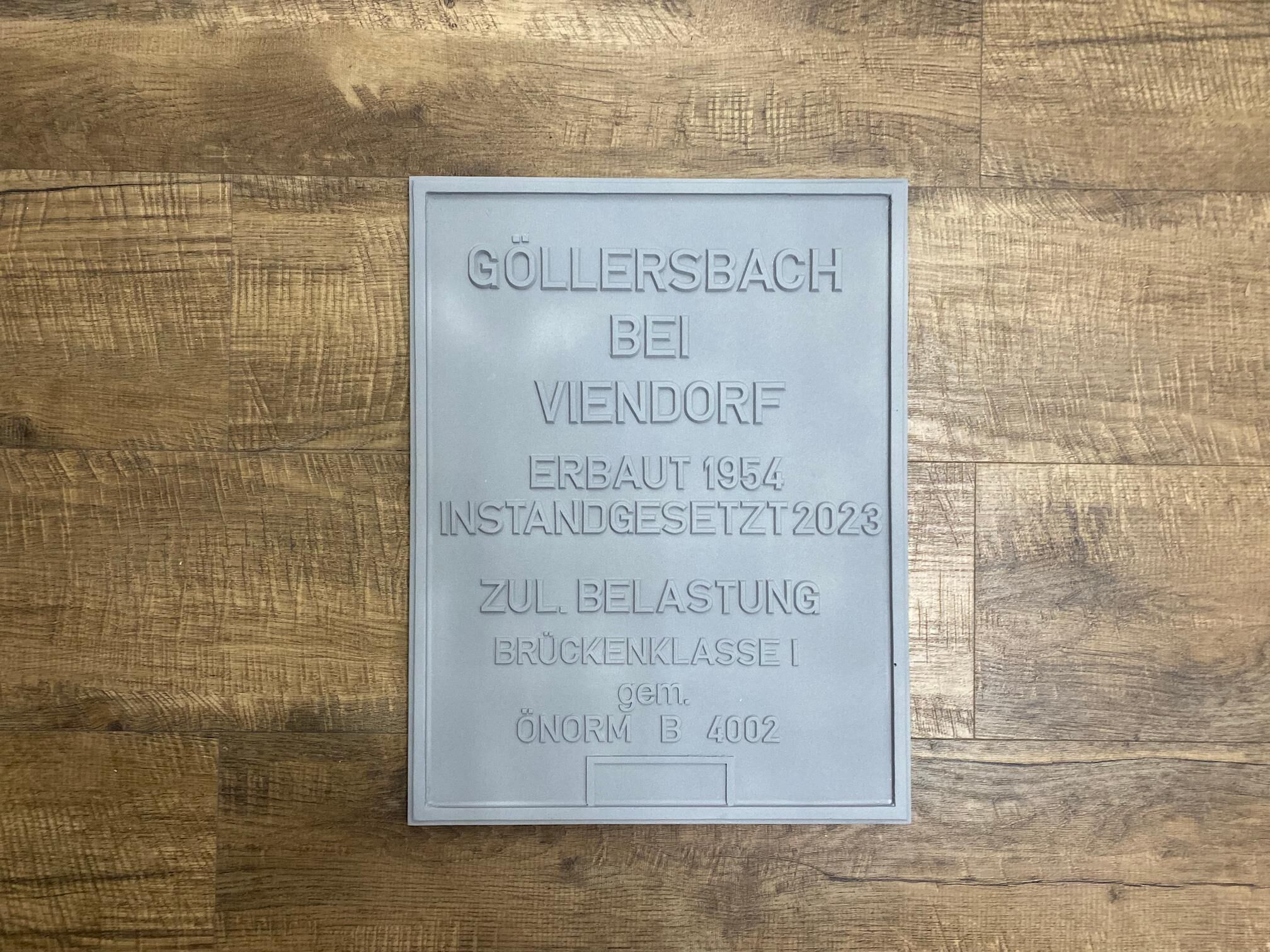 Brückentafel aus Aluminium- und Bronzeguss - eigener Text