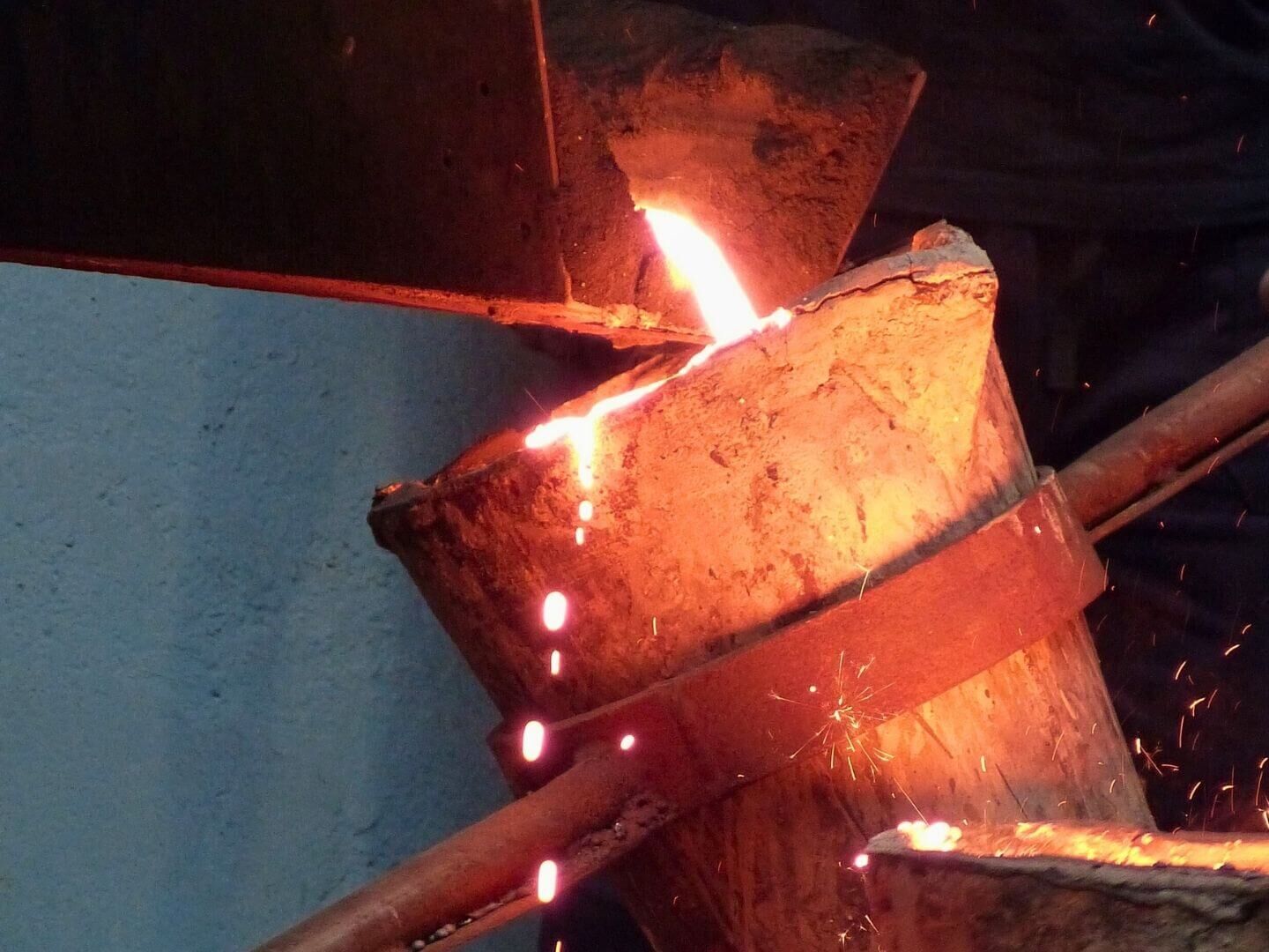 Reproduktion historischer Geländer: geschmolzenes Metall Reproduktion historischer Geländer: geschmolzenes Metall