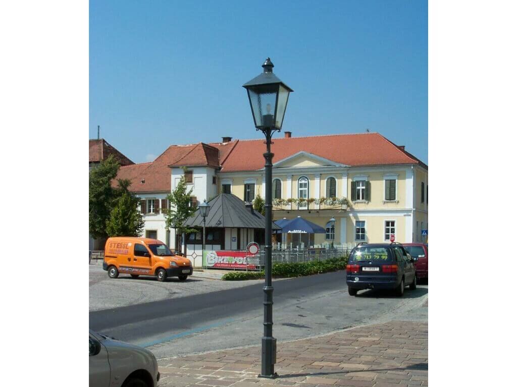 Klassische Straßenlaterne mit viereckiger Aufsatzleuchte Klassische Straßenlaterne mit viereckiger Aufsatzleuchte