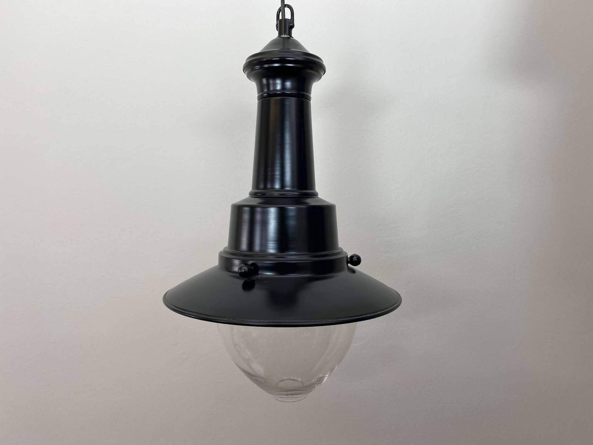 Elegante Hängeleuchte mit Tropfenglas