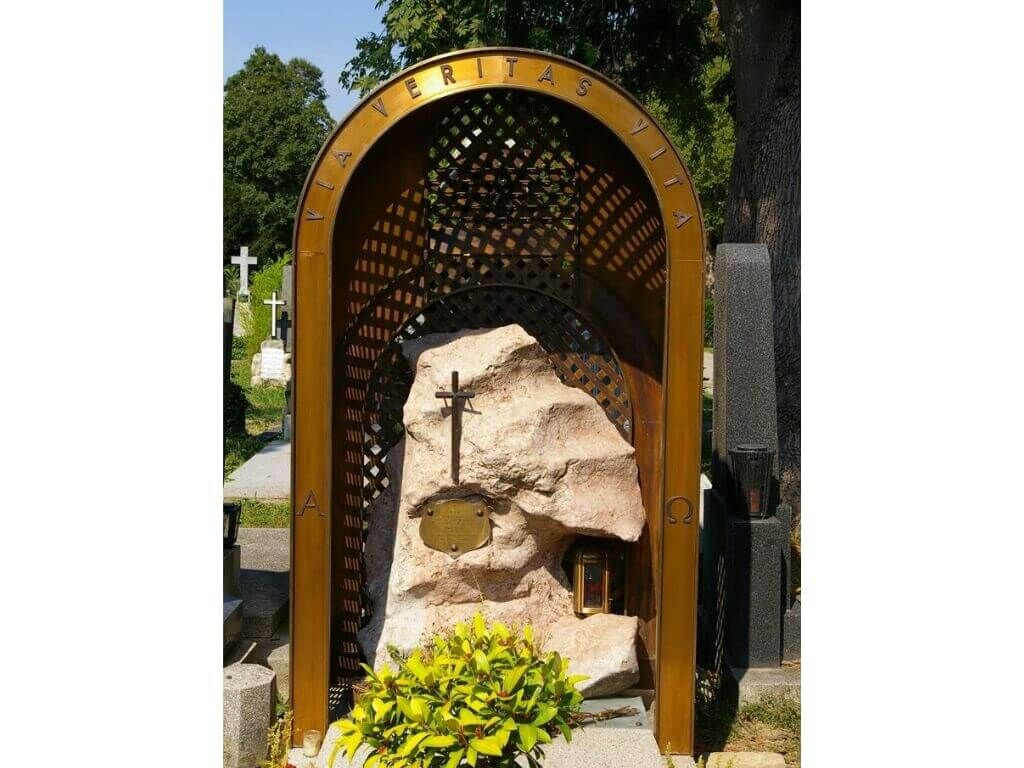 Frontalansicht des individuell gefertigtens Grabmals aus Kupfer Frontalansicht des individuell gefertigtens Grabmals aus Kupfer