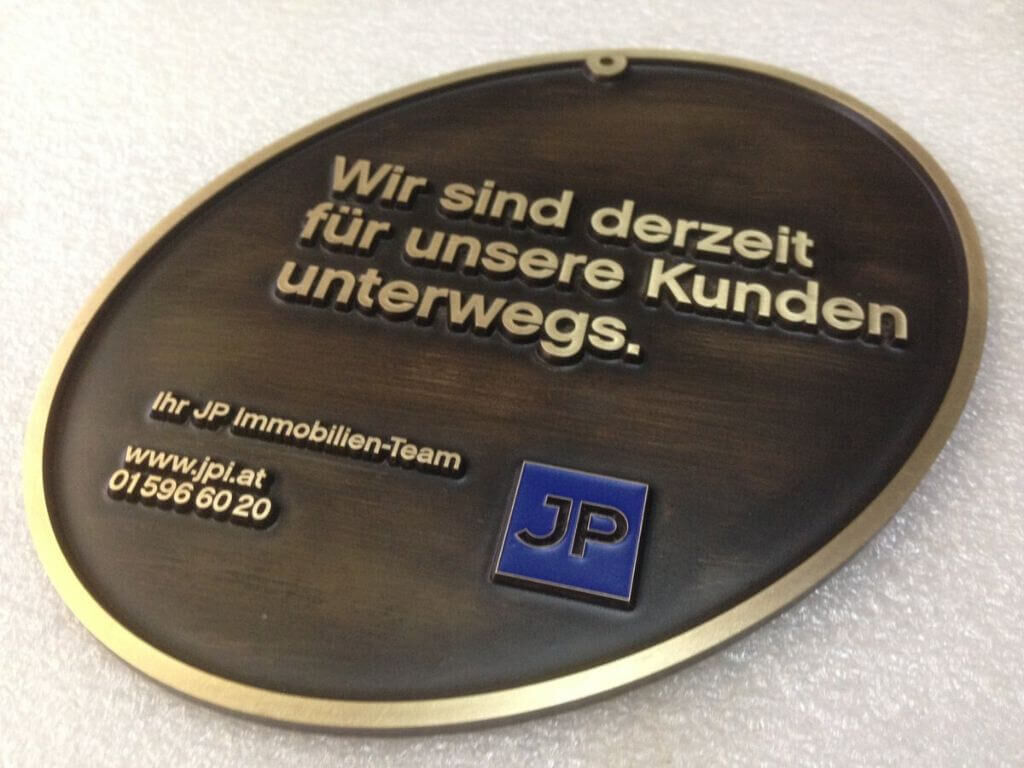 tuerschild-messing-brueniert-jpimmobilien-drab-firmenschild-1 Unternehmensschild für JP Immobilien aus Messing