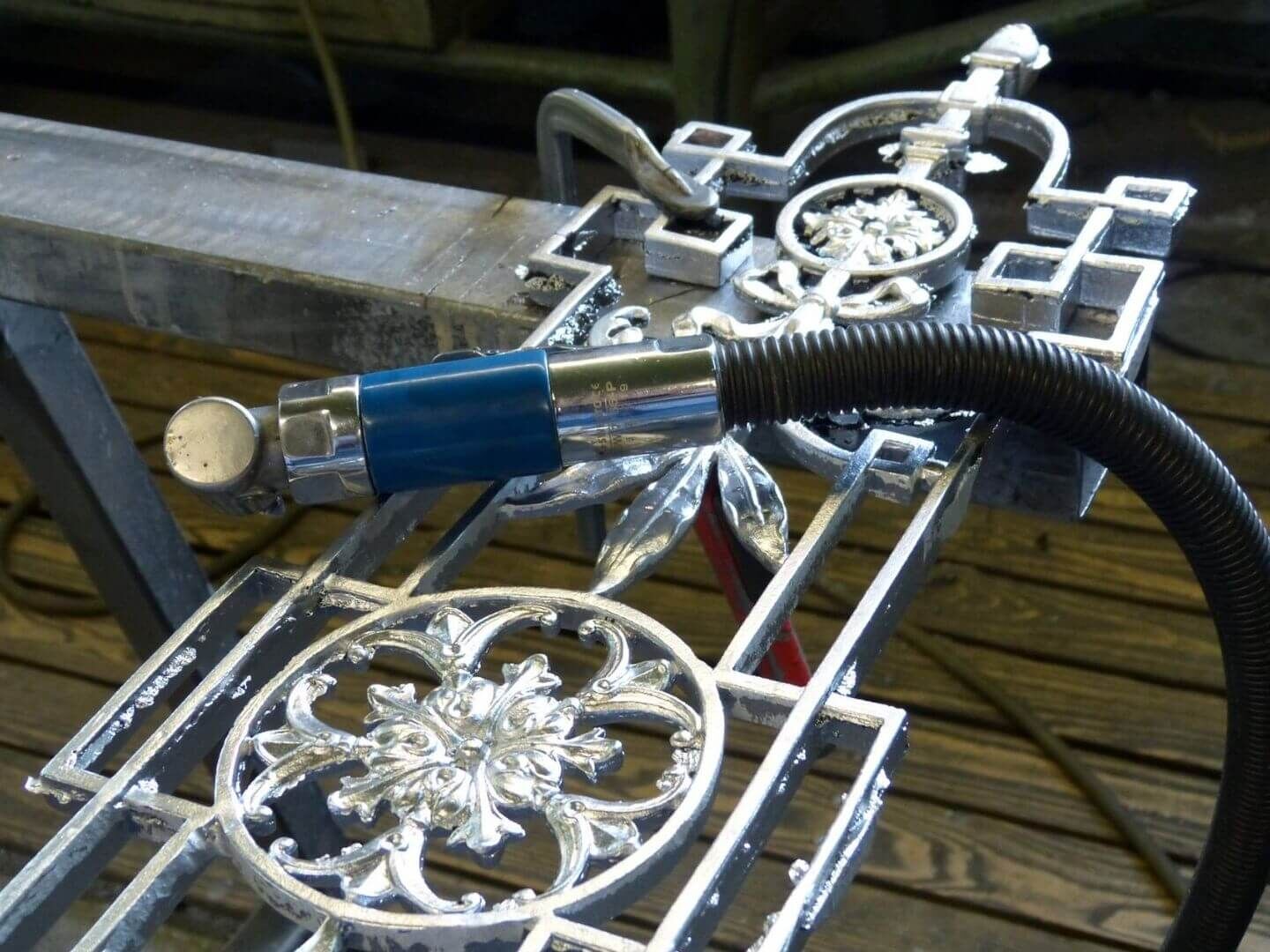 Reproduktion historischem Geländer aus Aluminiumguss: reinigen, säubern und Entfernen von Angüssen des Gitters