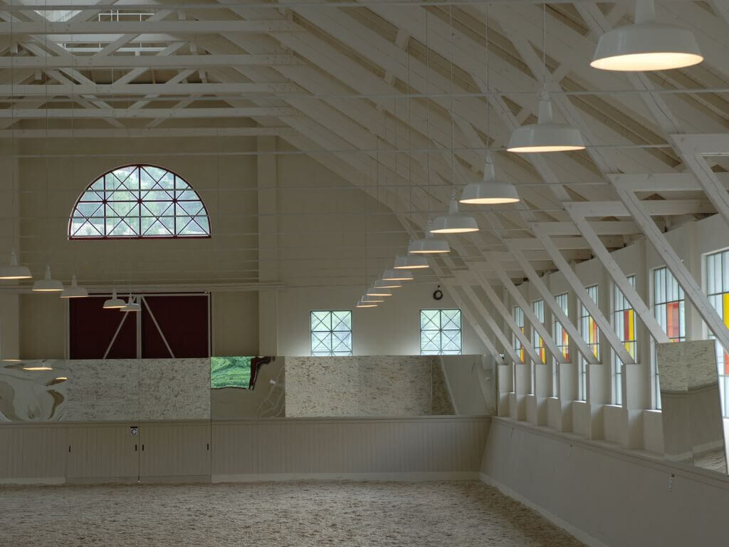 Haengeleuchten für eine Reithalle im Fabrikleuchtenstil Haengeleuchten für eine Reithalle im Fabrikleuchtenstil