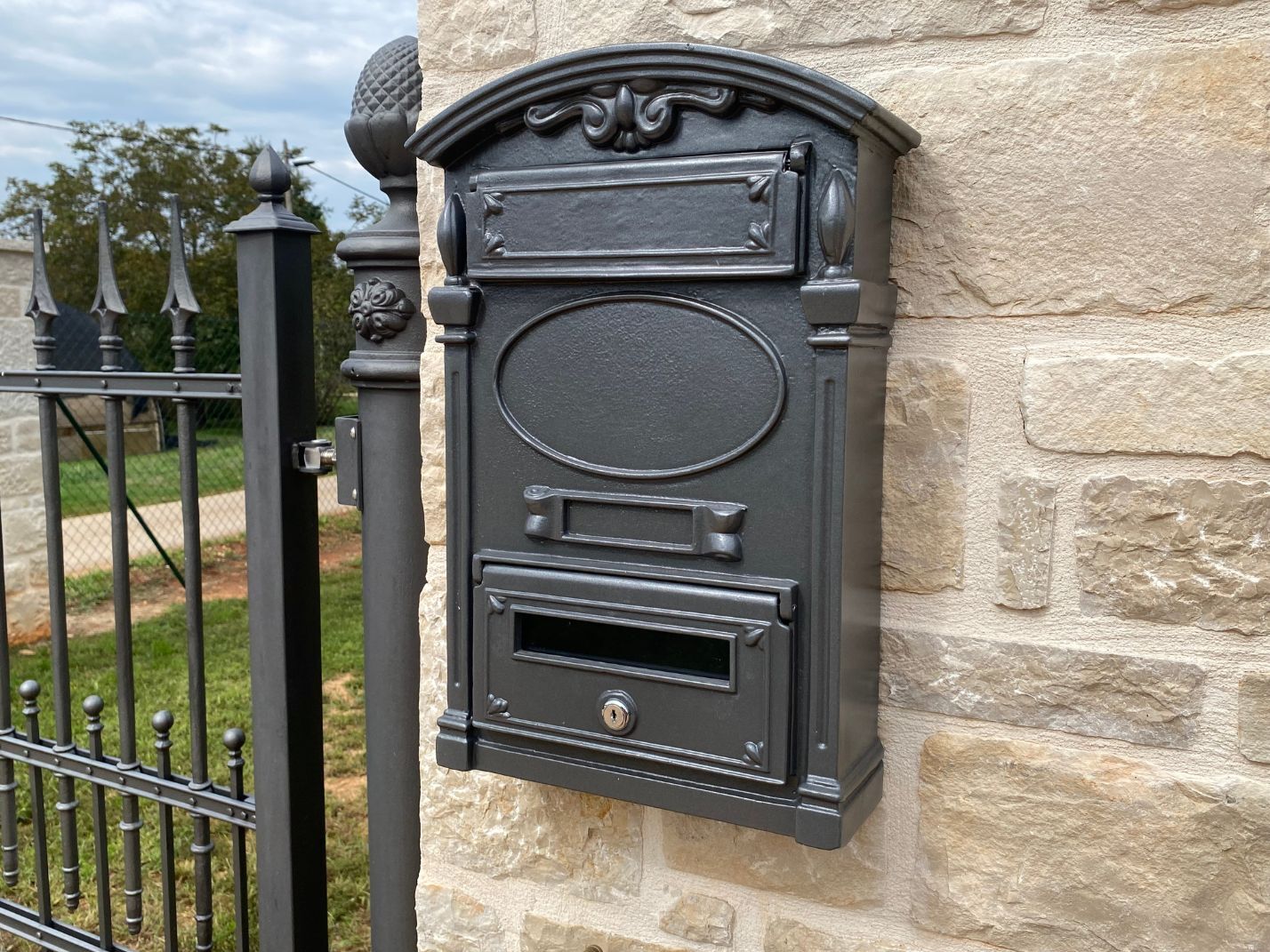 Briefkasten Triest in Anthrazitgrau Eisenglimmer MLE7 auf Steinmauer Briefkasten Triest in Anthrazitgrau Eisenglimmer MLE7 auf Steinmauer