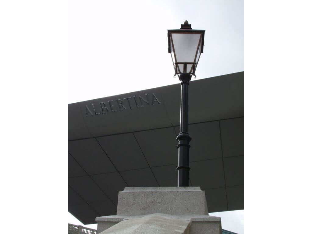 Nostalgische Standlaterne vor der Albertina Nostalgische Standlaterne vor der Albertina