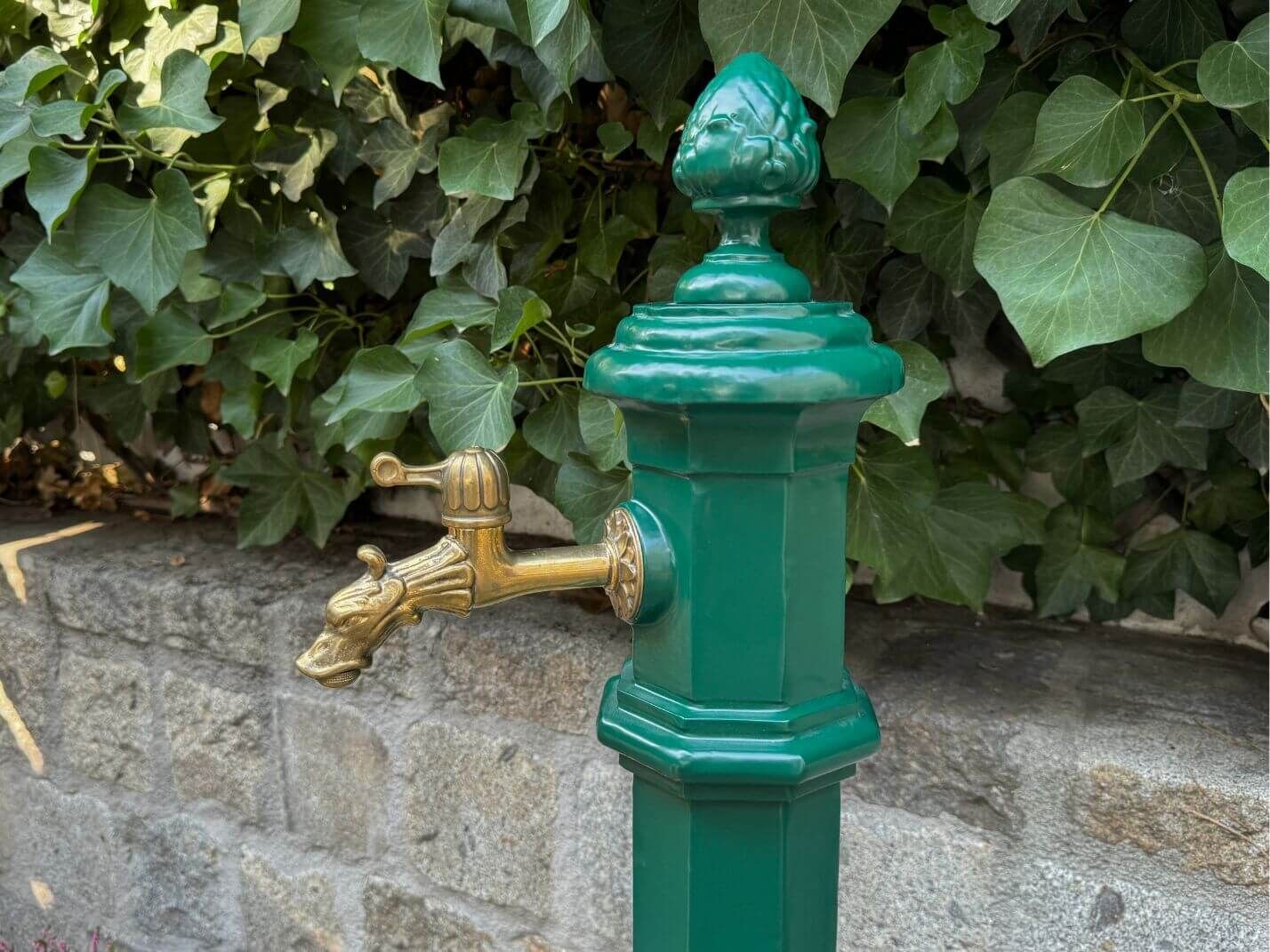 Wasserhahn aus Messing des moosgruenen Gartenbrunnen Wien Wasserhahn aus Messing des moosgruenen Gartenbrunnen Wien