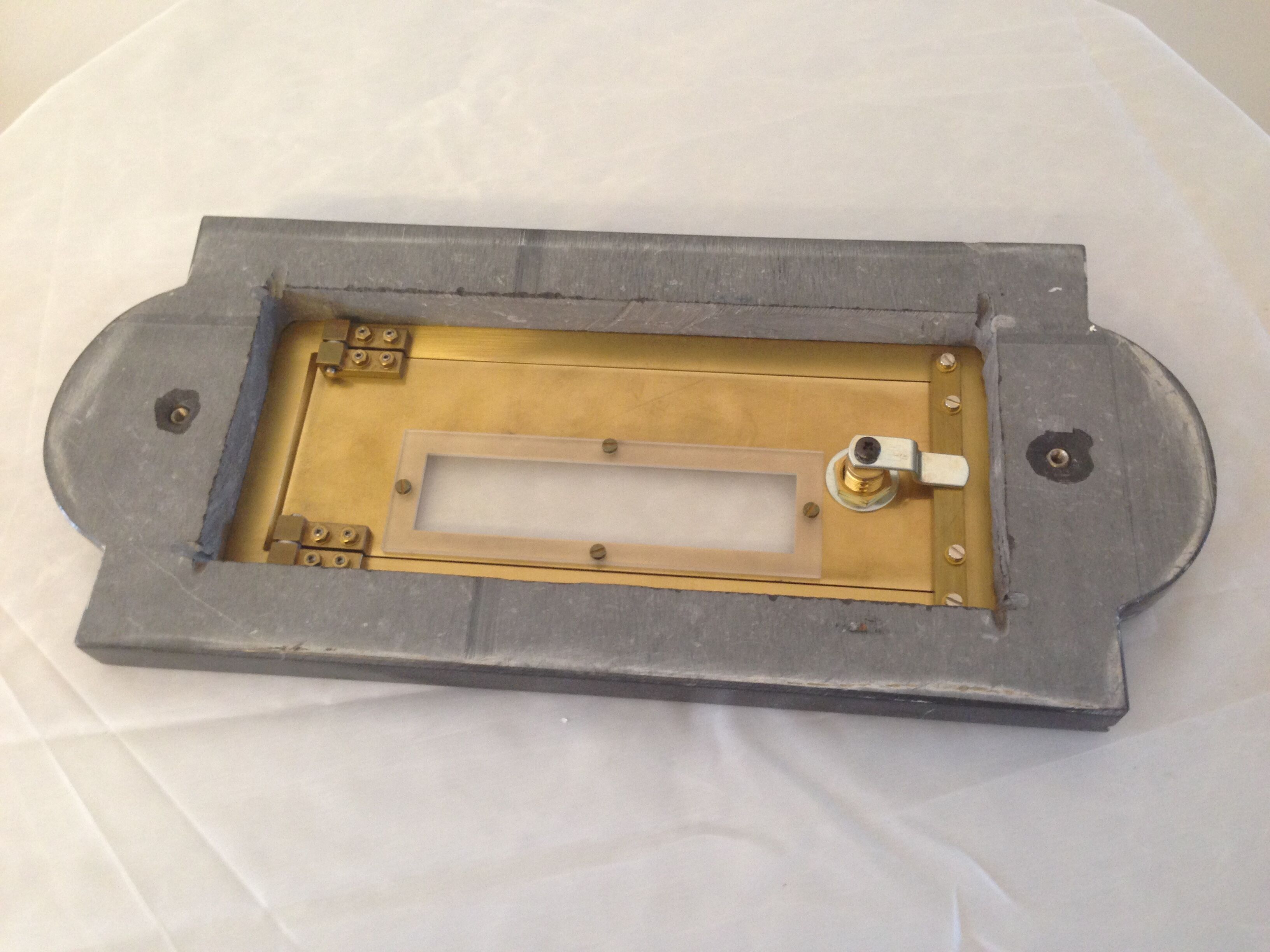 IMG_6196 Entnahmetür aus Messing mit Marmorrahmen Rückseite - Ausstellungsstück