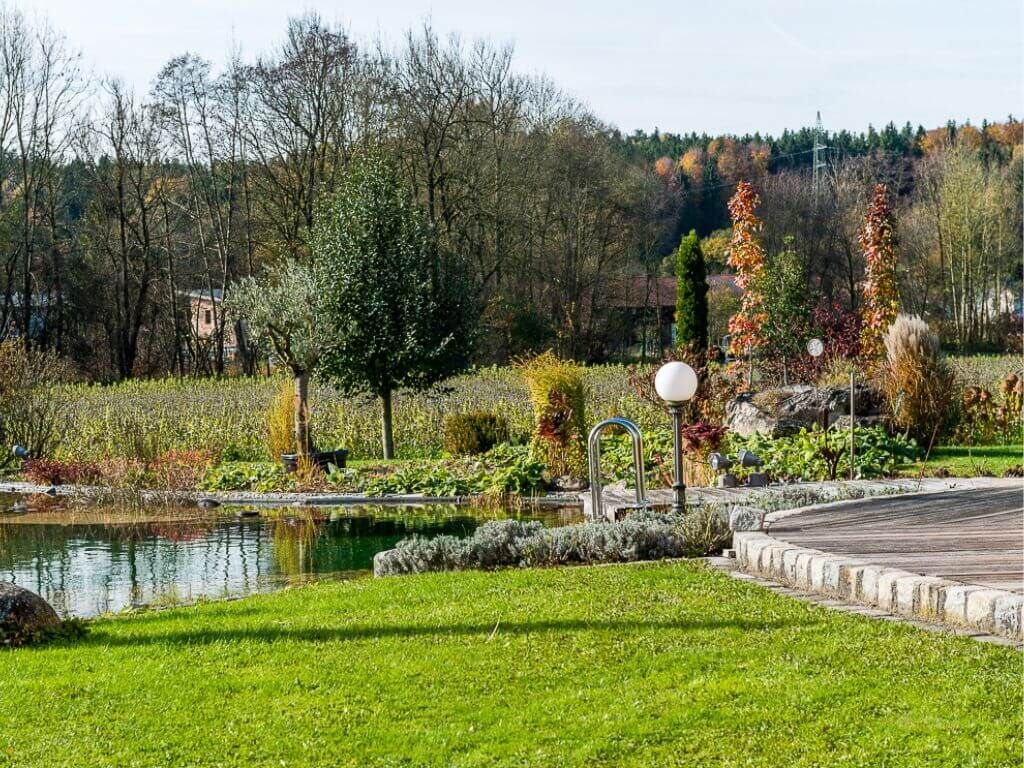 klassische Standkugelleuchte fuer den Garten