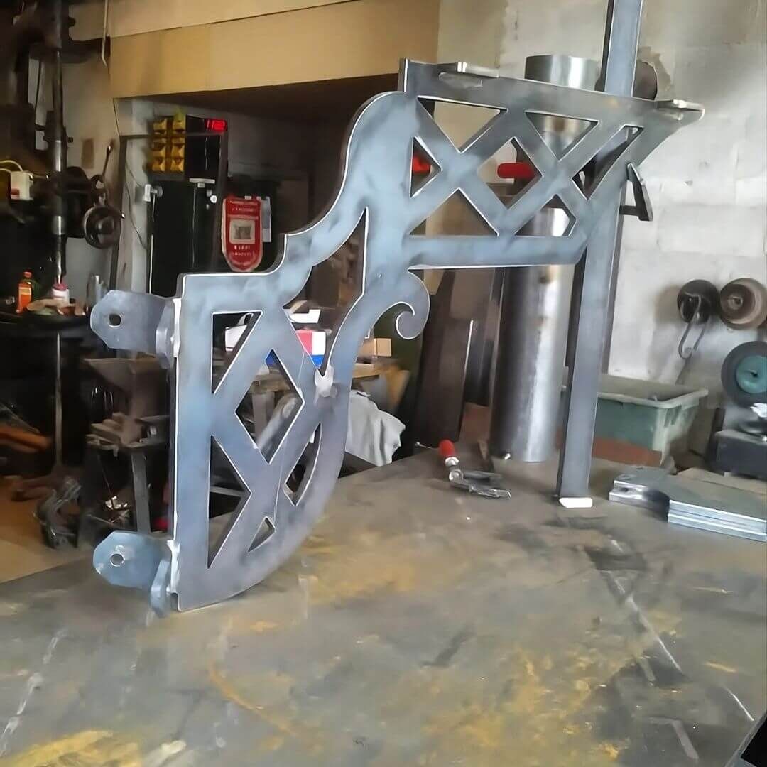 Verzierte Strebe für zusätzliche Stabilität Verzierte Strebe für zusätzliche Stabilität