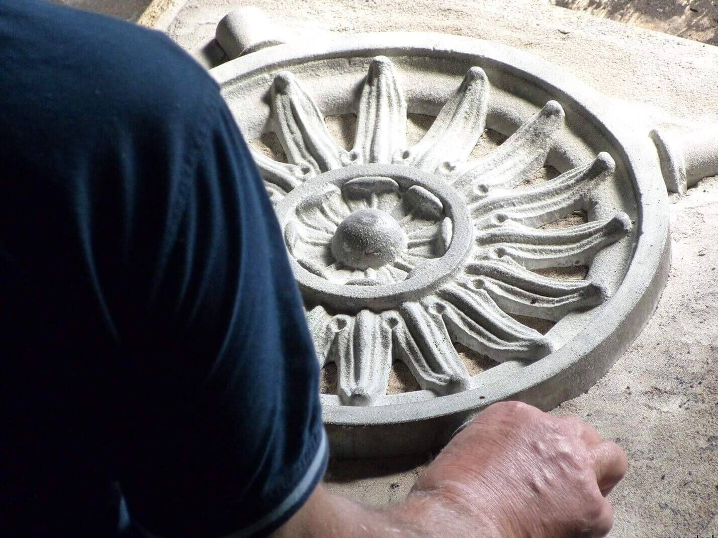 Einformen des Gussmodells des Otto-Wagner Stadtbahngelaenders Einformen des Gussmodells des Otto-Wagner Stadtbahngelaenders