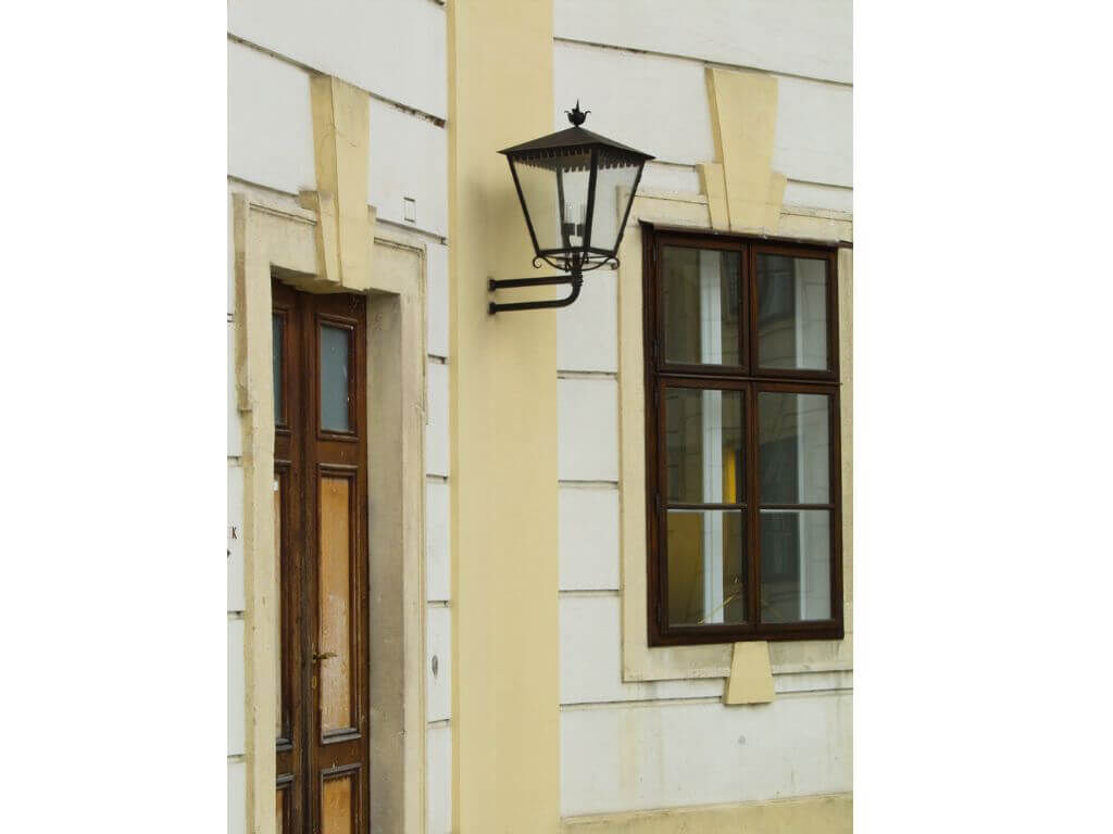 Schmiedeeisen Sonderleuchte aus fuer das Schloss Belvedere Schmiedeeisen Sonderleuchte aus fuer das Schloss Belvedere