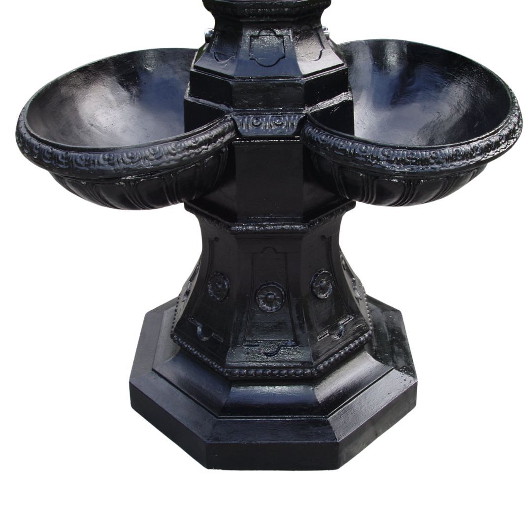 Detailansicht des Sockels und der Auffangbecken aus Gusseisen