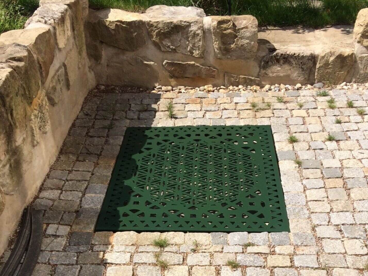 nach Kundenwunsch gefertigte Schachtabdeckung mit floralem Design nach Kundenwunsch gefertigte Schachtabdeckung mit floralem Design