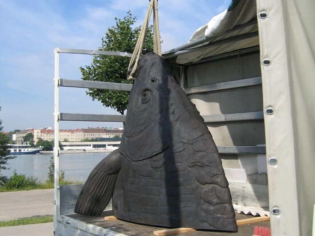 Entladen der Bronzeguss-Skulptur Entladen der Bronzeguss-Skulptur