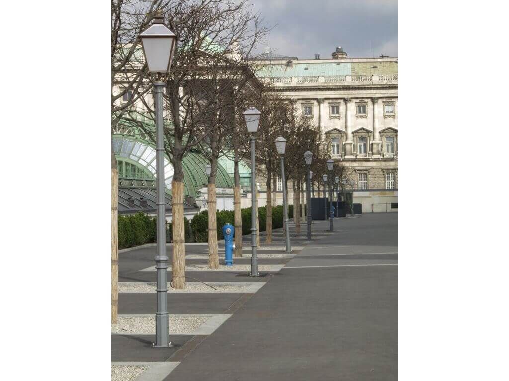 Reihe historischer Strassenlaternen mit viereckigem Leuchtenkopf Reihe historischer Strassenlaternen mit viereckigem Leuchtenkopf
