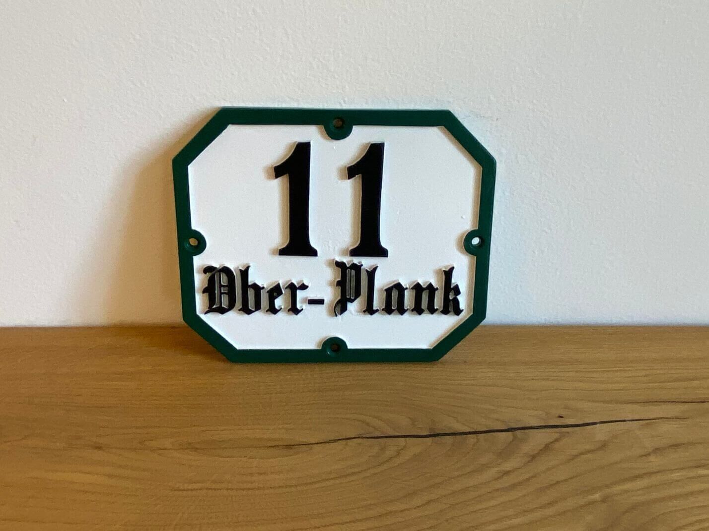 stilvolle Aluminiumguss Hausnummerntafel "Provinz" mit Frakturschrift und gruener Umrandung stilvolle Aluminiumguss Hausnummerntafel "Provinz" mit Frakturschrift und gruener Umrandung