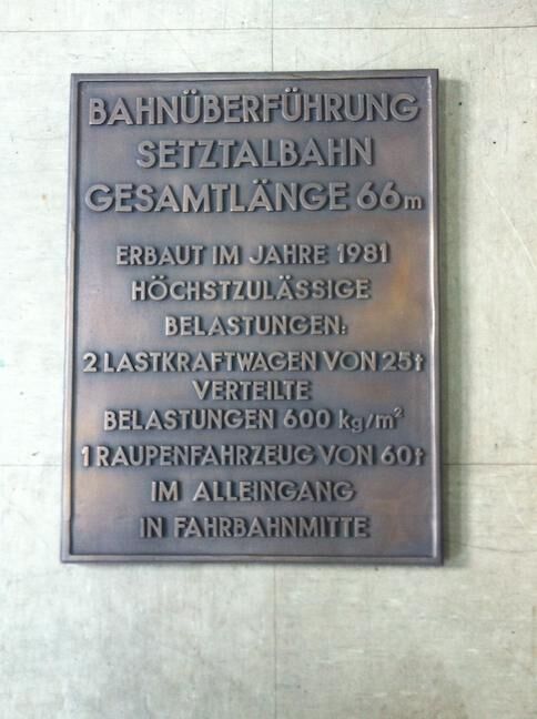 Brückentafel aus Aluminium- und Bronzeguss - eigener Text Brückentafel aus Aluminium- und Bronzeguss - eigener Text