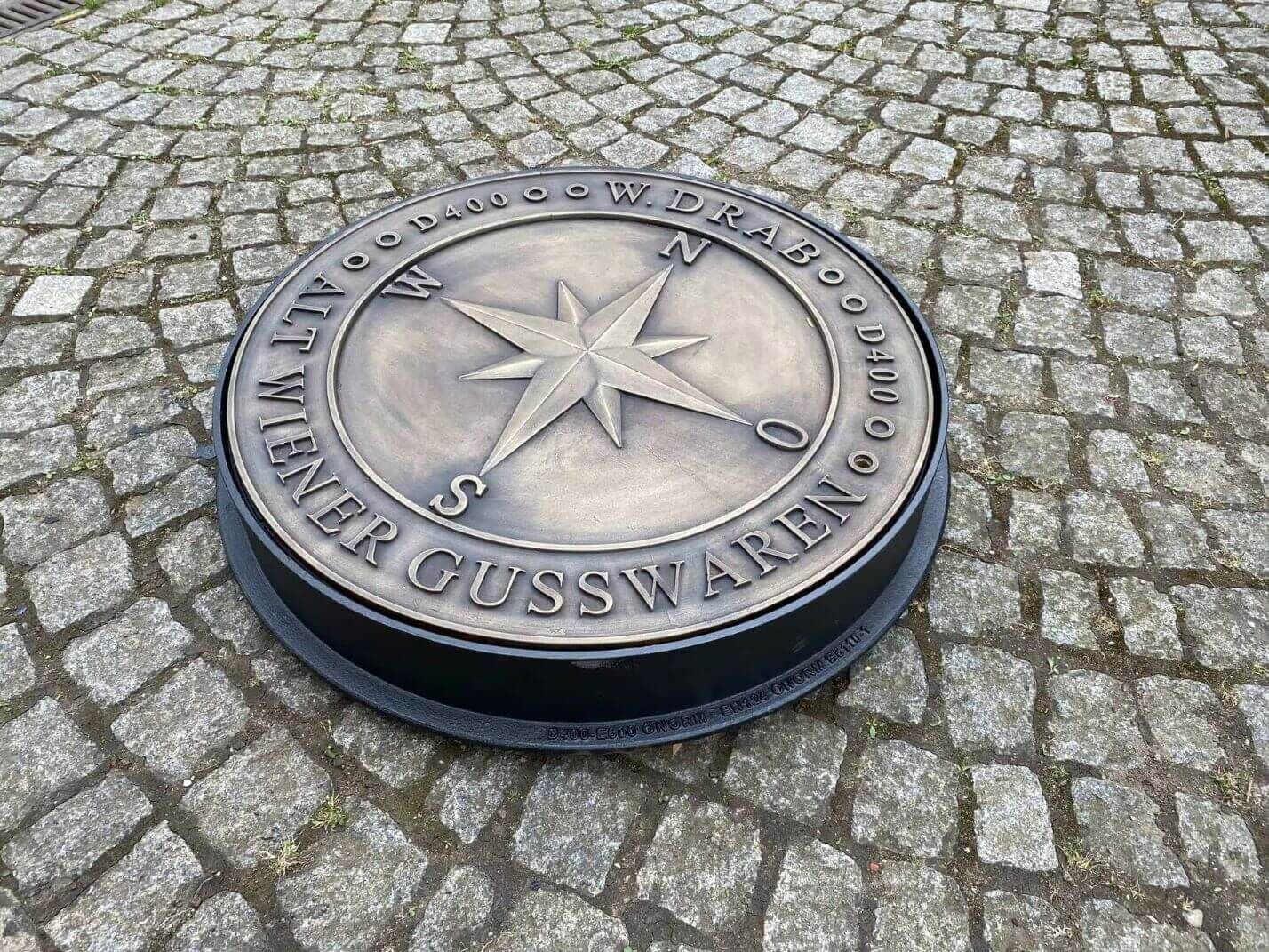 edle runde Schachtabdeckung / Kanaldeckel "Windrose" aus Messingguss edle runde Schachtabdeckung / Kanaldeckel "Windrose" aus Messingguss