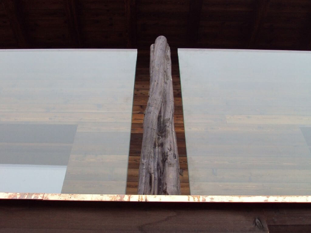 Balkongelaender bestehend aus Gelaendersteher aus Bronzeguss und Glas Balkongelaender bestehend aus Gelaendersteher aus Bronzeguss und Glas