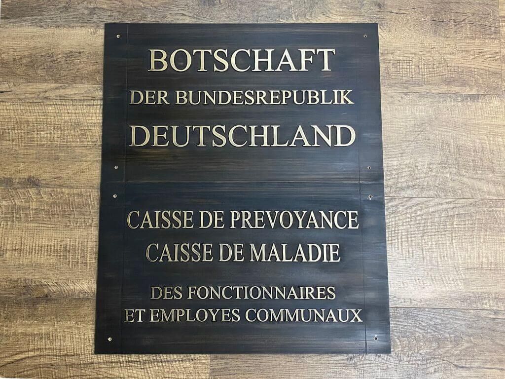 Schild aus patiniertem Messing mit erhabenen Text fuer die Deutsche Botschaft