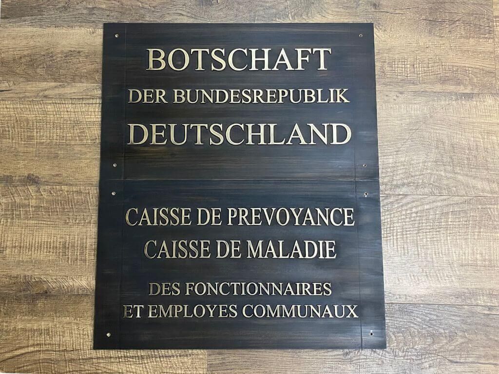 Schild aus patiniertem Messing mit erhabenen Text fuer die Deutsche Botschaft Schild aus patiniertem Messing mit erhabenen Text fuer die Deutsche Botschaft