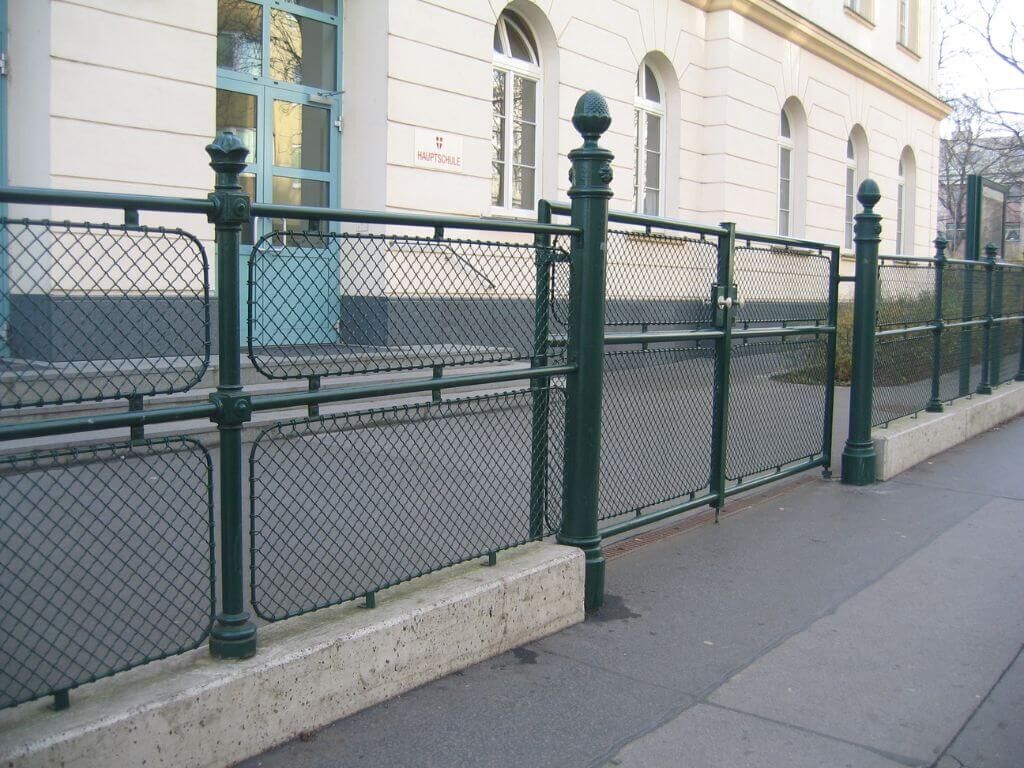 Gruener Krippgitterzaun der Volksschule Braunhubergasse Gruener Krippgitterzaun der Volksschule Braunhubergasse