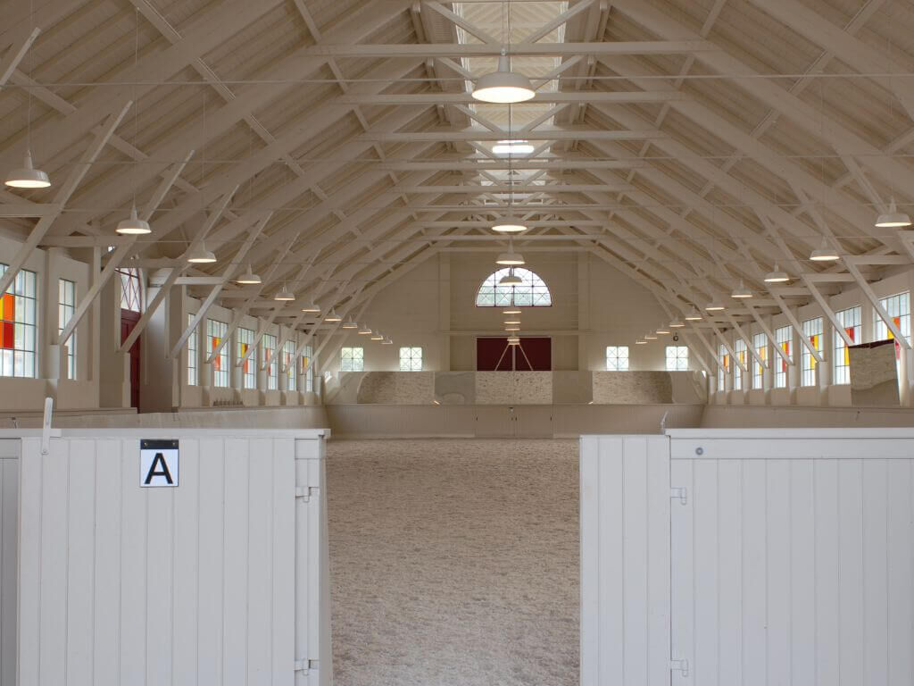 Reithallenbeleuchtung mit klassischen Industrieleuchten in Weiss Reithallenbeleuchtung mit klassischen Industrieleuchten in Weiss