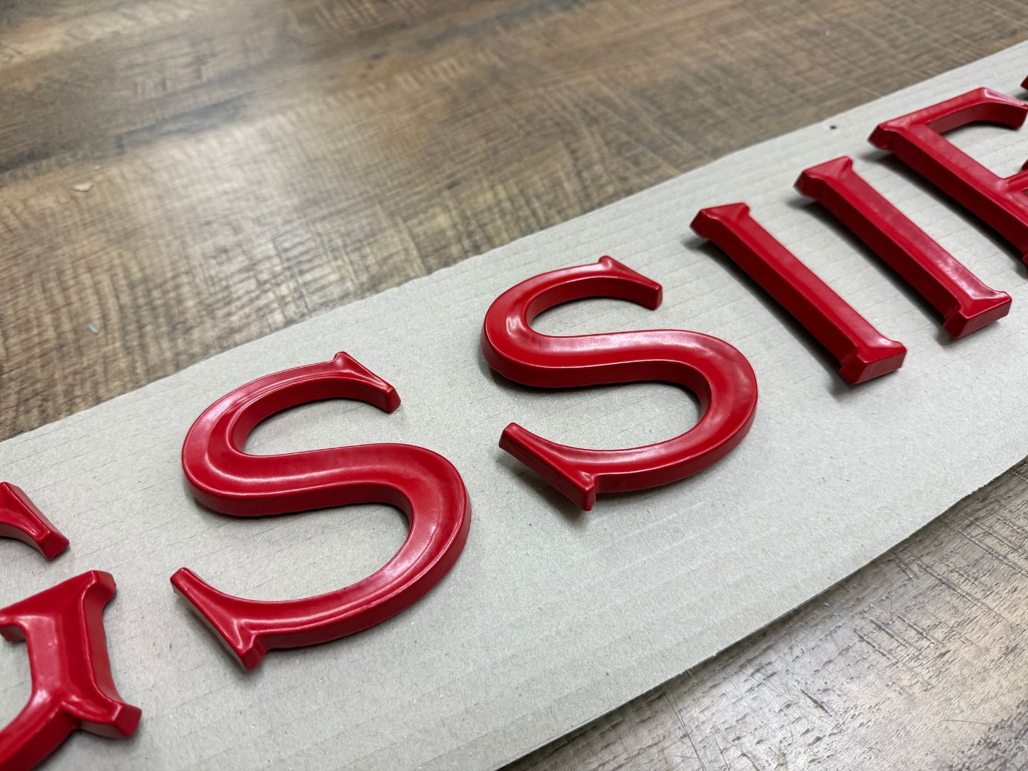 Rote Buchstaben aus Aluminiumguss - Stadt Wien