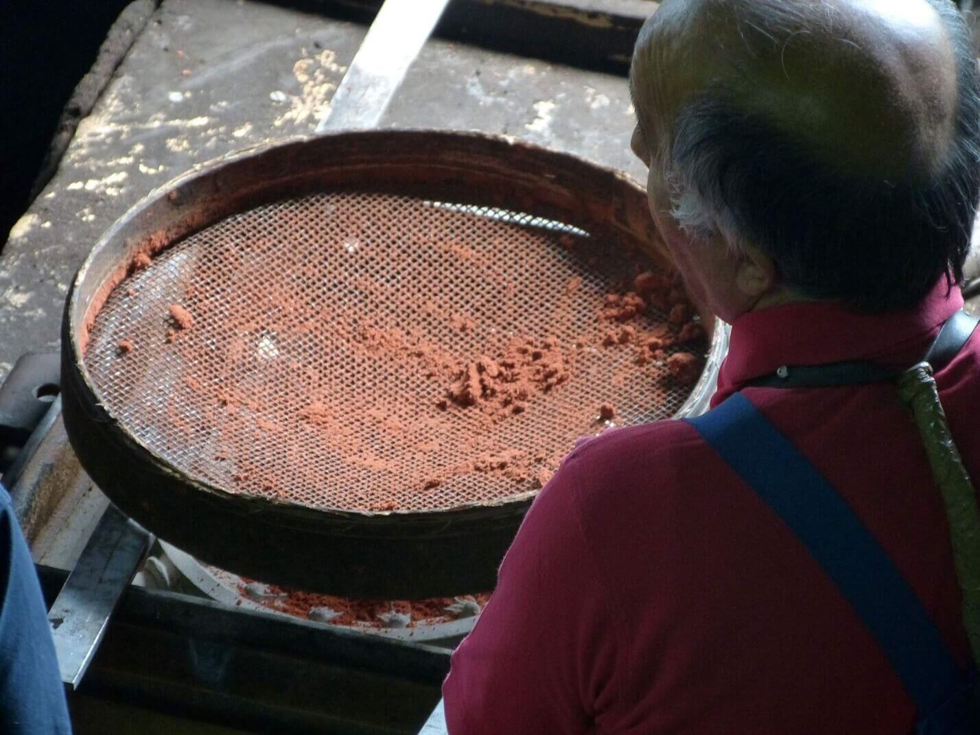 gesiebter Sand auf Gussmodell auftragen