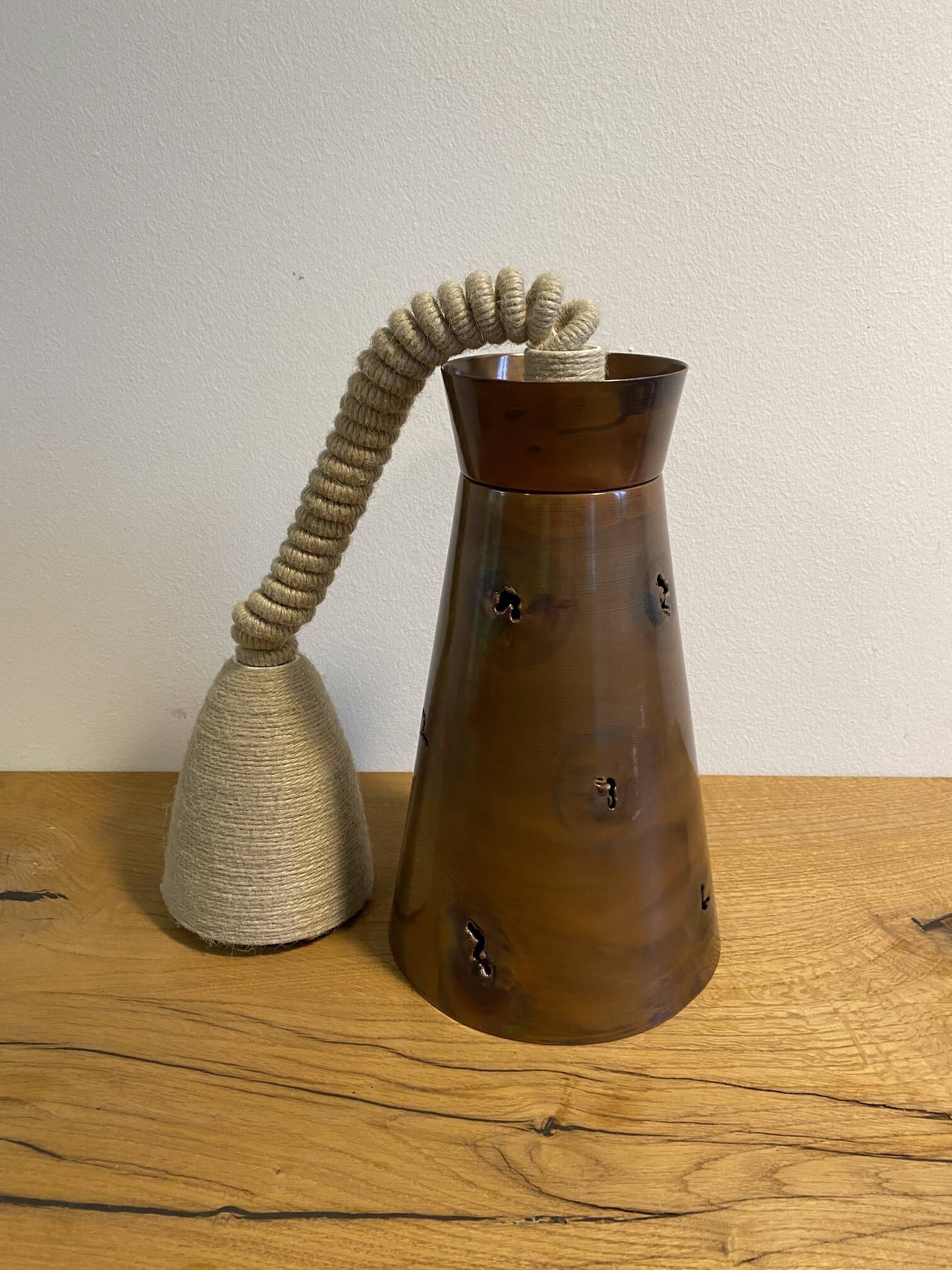 kupferleuchte-haengeleuchte-soelden-1 Hängeleuchte Sölden mit Zierlöchern