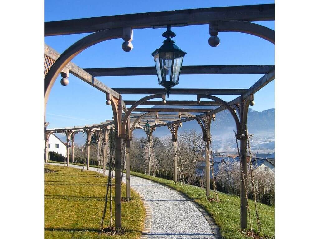 Klassische Haengelaterne fuer den Laubengang bzw. die Pergola