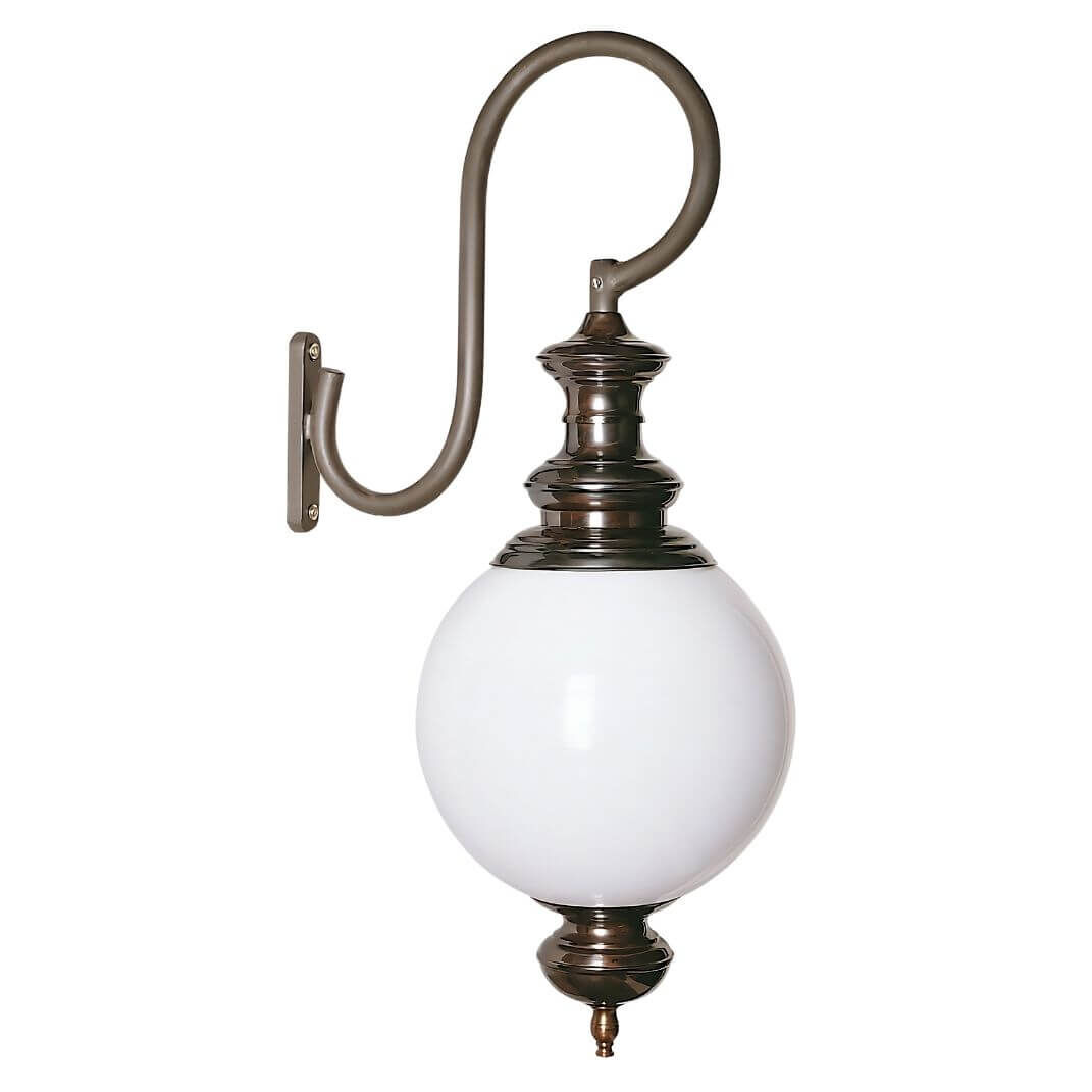 Kugel-Wandleuchte Genau aus braun patiniertem Kupfer und mit geschwungenem anthrazitgrauem Wandausleger Kugel-Wandleuchte Genau aus braun patiniertem Kupfer und mit geschwungenem anthrazitgrauem Wandausleger