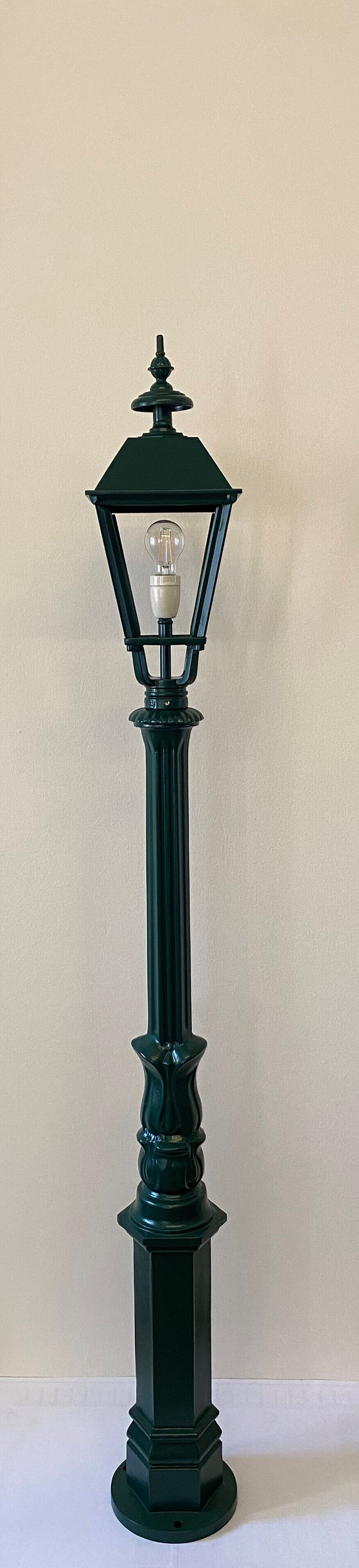 viereckige-standleuchte-london-rom-nostalgie-gruen-3 nostalgische Standleuchte - Kombination 2 in RAL 6005 Moosgrün