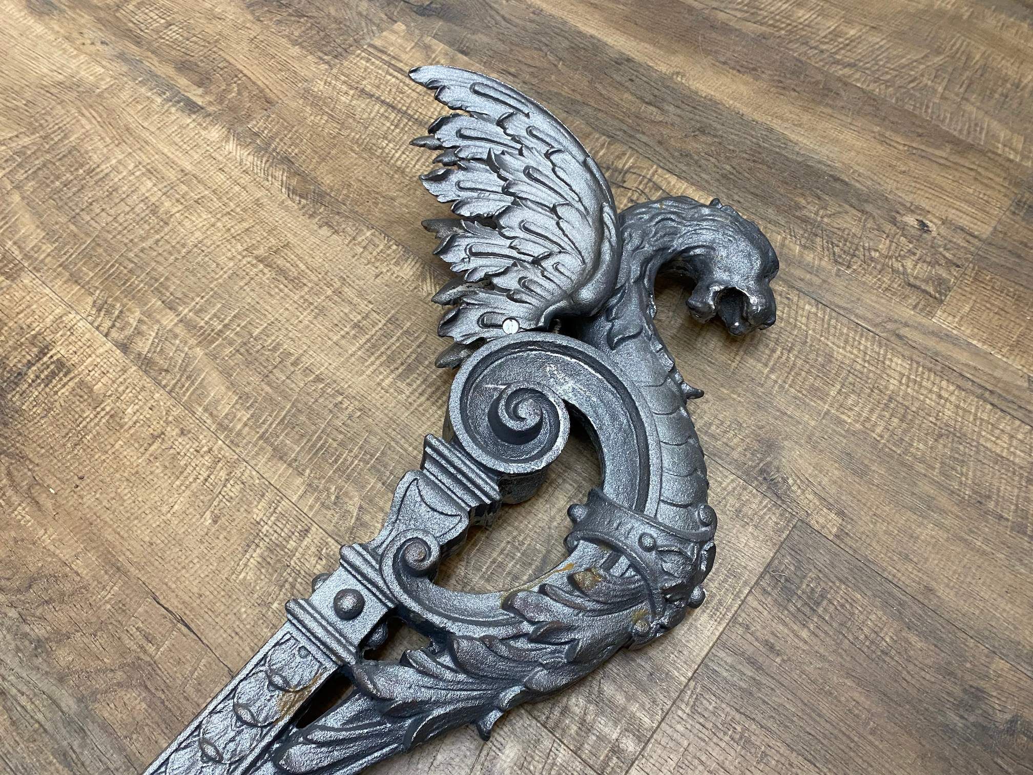 anfangssteher-anfangssauele-drache-loewe-gusseisen-stiegenhaus-1 Geländersäule "geflügelter Löwe" aus Gusseisen für Wiener Zinshaus