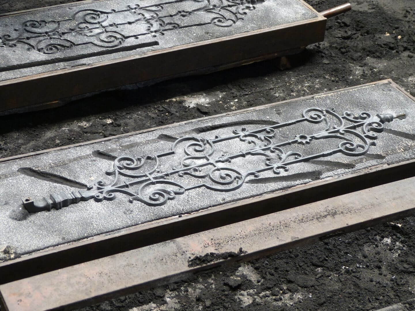 Reproduktion historischer Geländer: Detailaufnahme Sandform mit noch eingelegtem Geländerteil Reproduktion historischer Geländer: Detailaufnahme Sandform mit noch eingelegtem Geländerteil