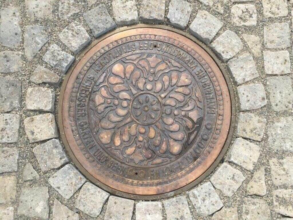 Bronzeguss Schachtabdeckung mit individuellem Muster fuer die Residenz Wuerzburg Bronzeguss Schachtabdeckung mit individuellem Muster fuer die Residenz Wuerzburg