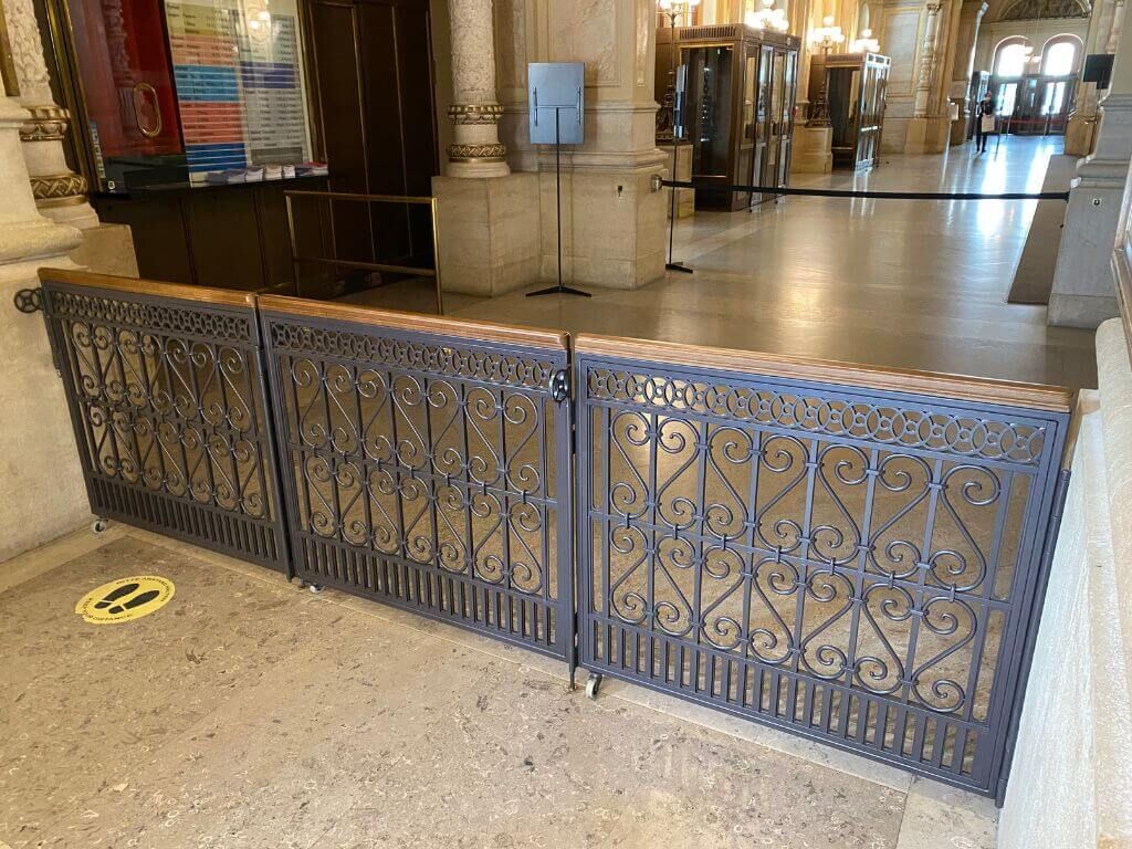 Klassisches Absperrgelaender aus Schmiedeeisen im Eingangsbereich der Wiener Staatsoper Klassisches Absperrgelaender aus Schmiedeeisen im Eingangsbereich der Wiener Staatsoper