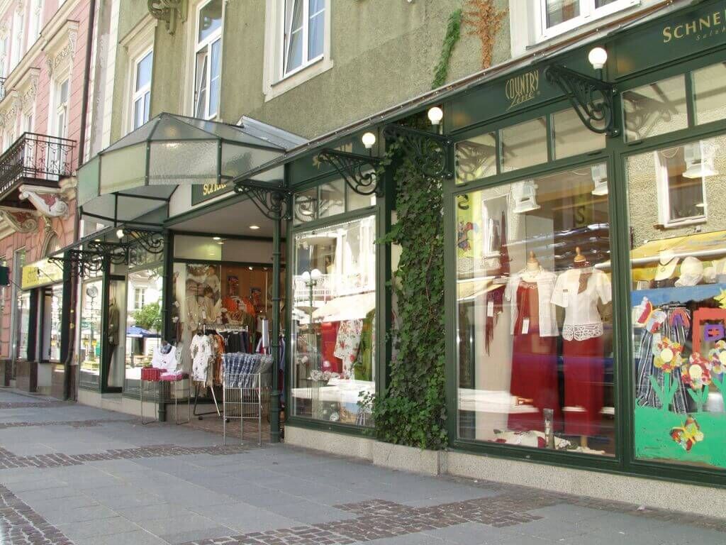 schauer_modehaus_bad_ischl_stuetzsaeule_ausleger_tuergriff_drab_03 Stützsäulen und Ausleger für das Modehaus Schauer