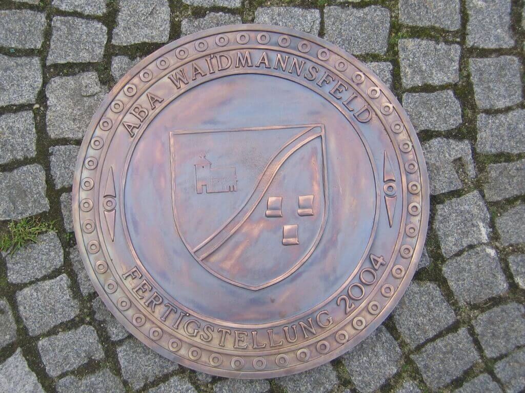 Bodeneinlegeplatte aus Bronzeguss mit Wappen der ABA Waidmansfeld Bodeneinlegeplatte aus Bronzeguss mit Wappen der ABA Waidmansfeld