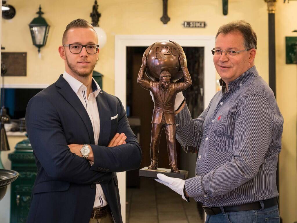 Markus und Wolfgang Drab mit der Arnold Schwarzenegger Skulptur für den R20 Summit Markus und Wolfgang Drab mit der Arnold Schwarzenegger Skulptur für den R20 Summit