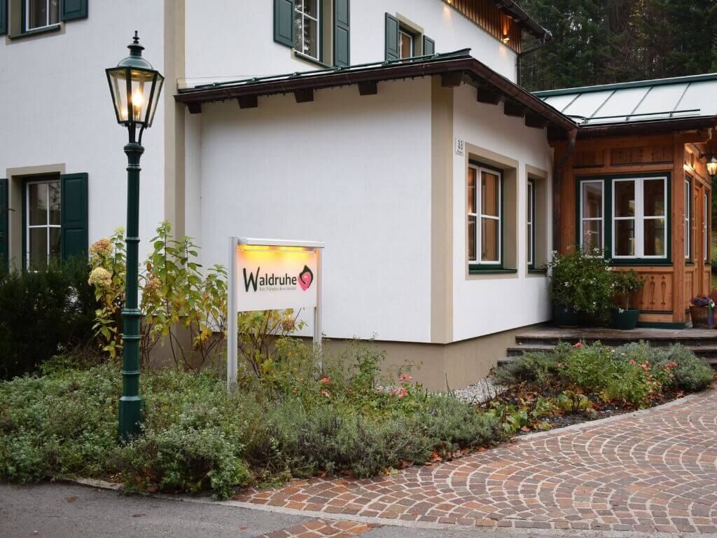 waldruhe-pension-standlaternen-moosgruen-drab-12