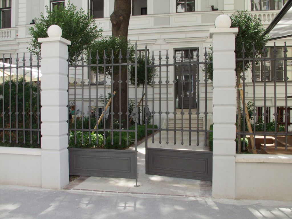 klassischer-zaun-anthrazitgrau-eingangstor-eisenglimmer-mitspitzen-1