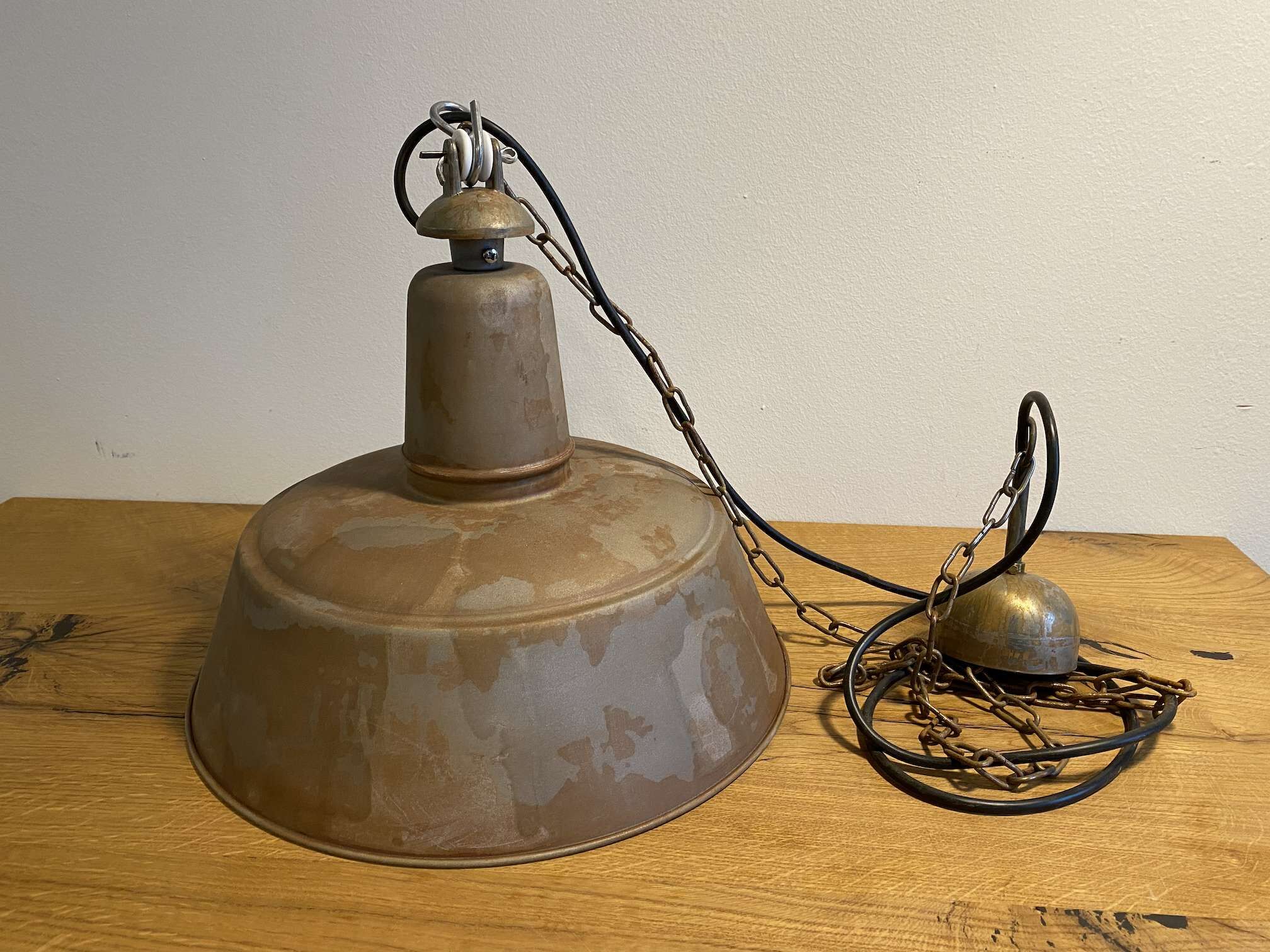 sievering-rustikal-haengeleuchte-rost-1 Rostige Hängeleuchte mit Kette und PVC-Kabel